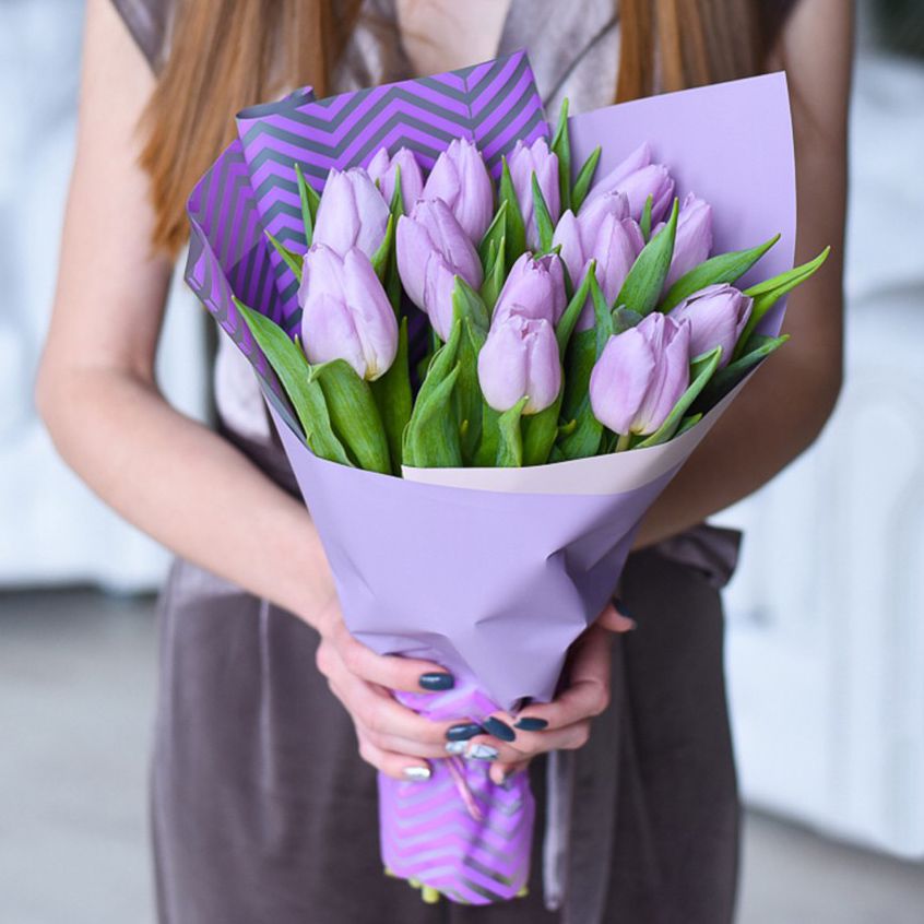 15 фиолетовых тюльпанов в крафте model…